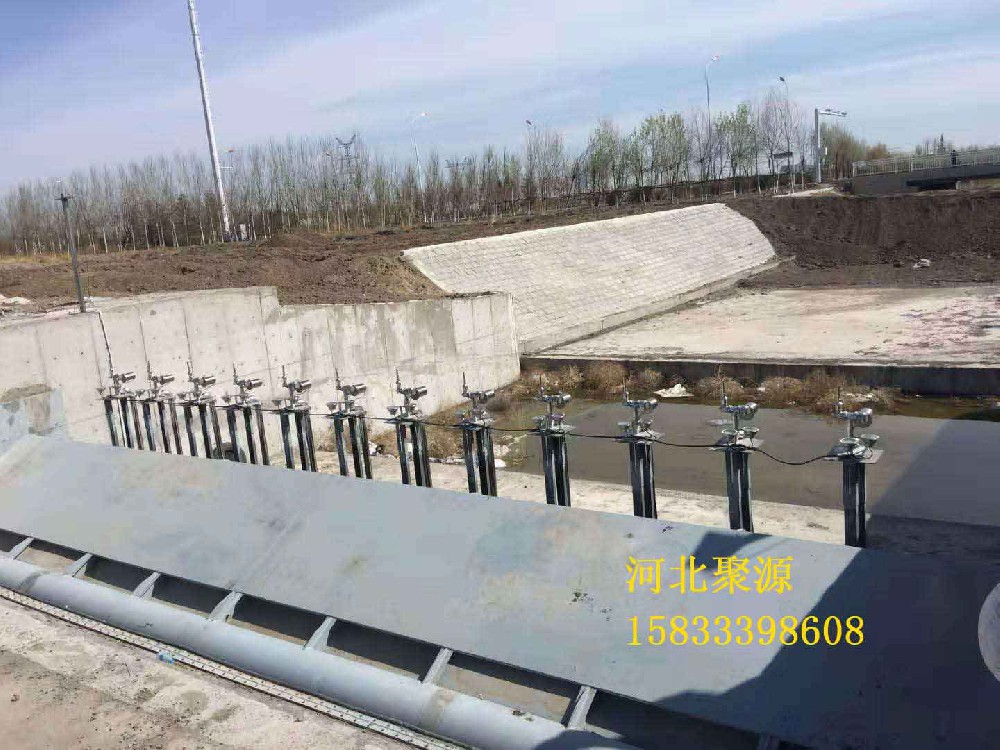 鋼壩閘門施工現場